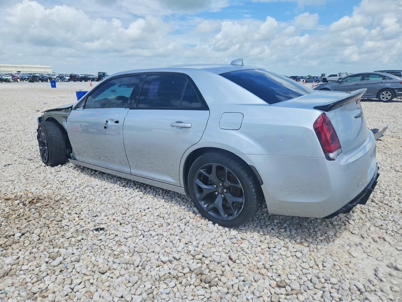 2020 Chrysler 300 Touring - Фото 2