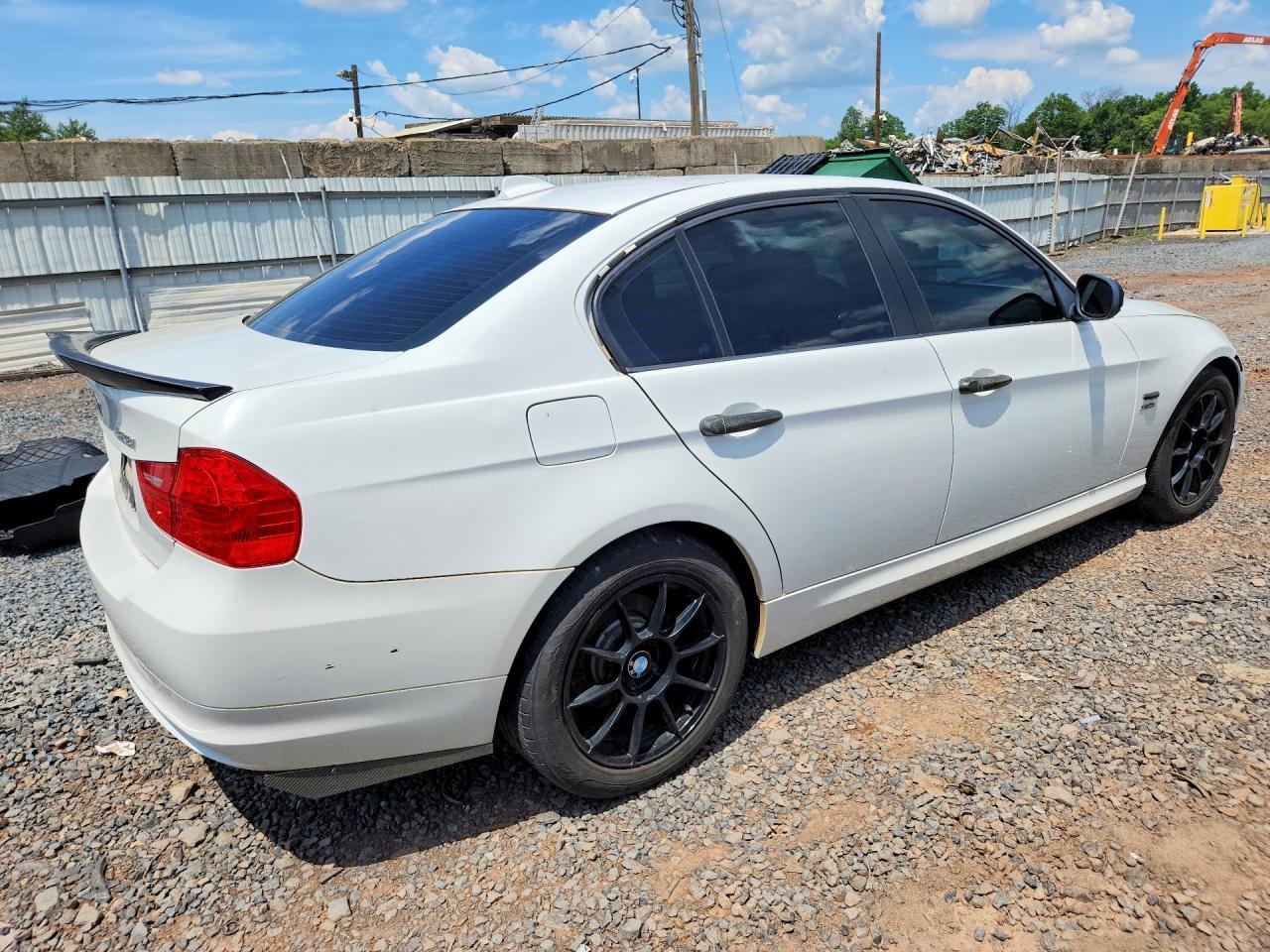 2011 BMW 328 - Image 3