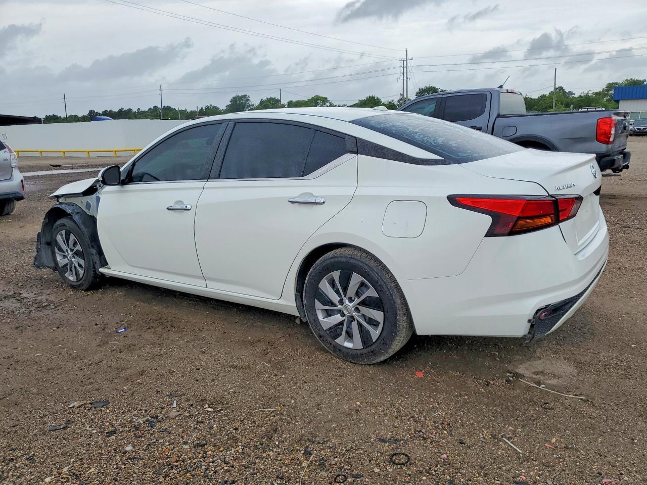 2019 Nissan Altima S - Image 2