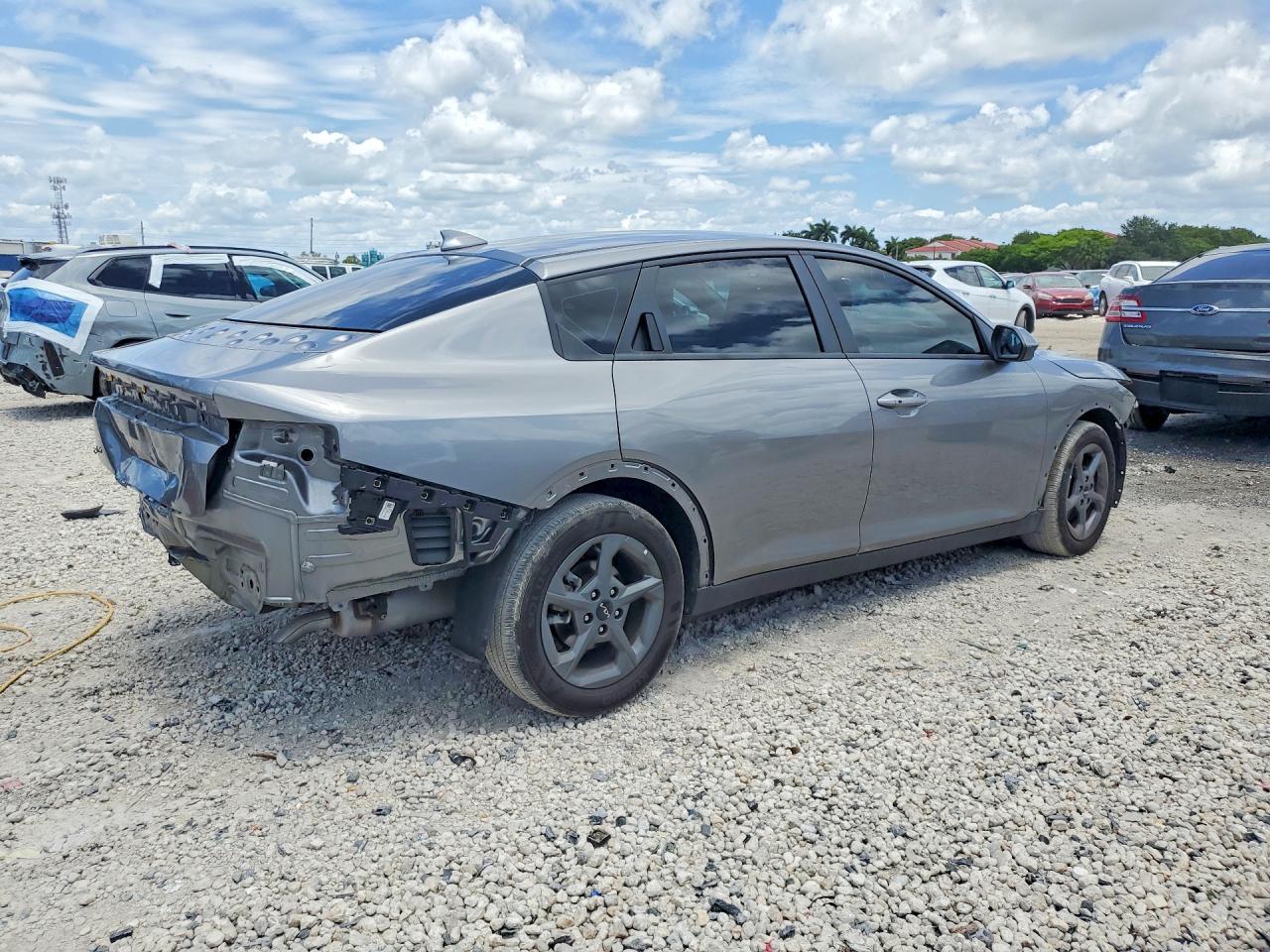 2025 Kia K4 Lxs - Image 3