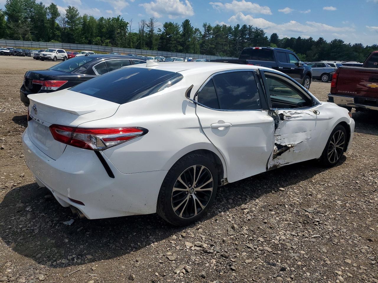 2020 Toyota Camry Se - Фото 3