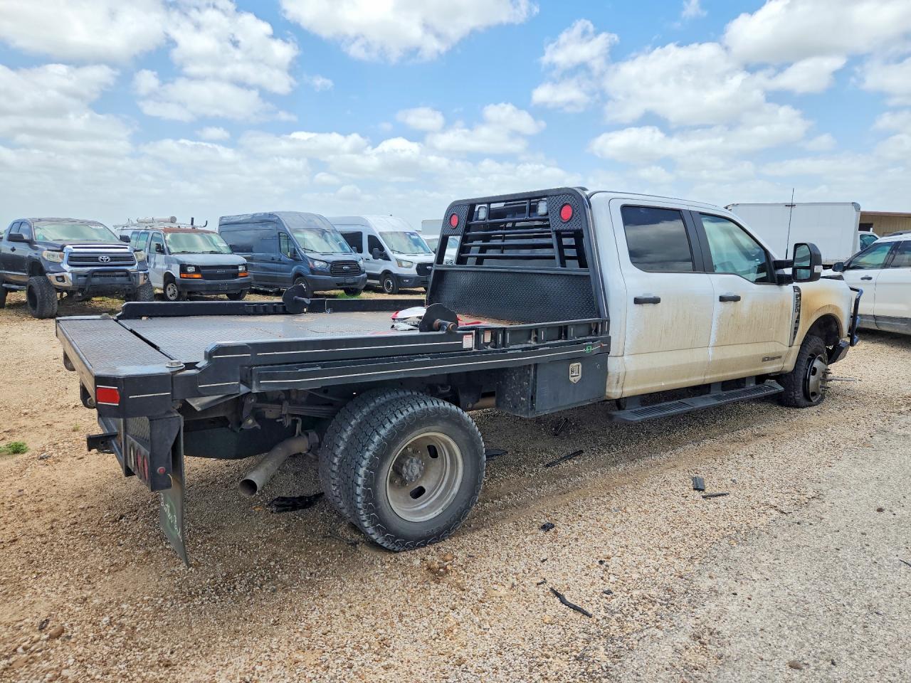 2023 Ford F350 Super Duty - Фото 3