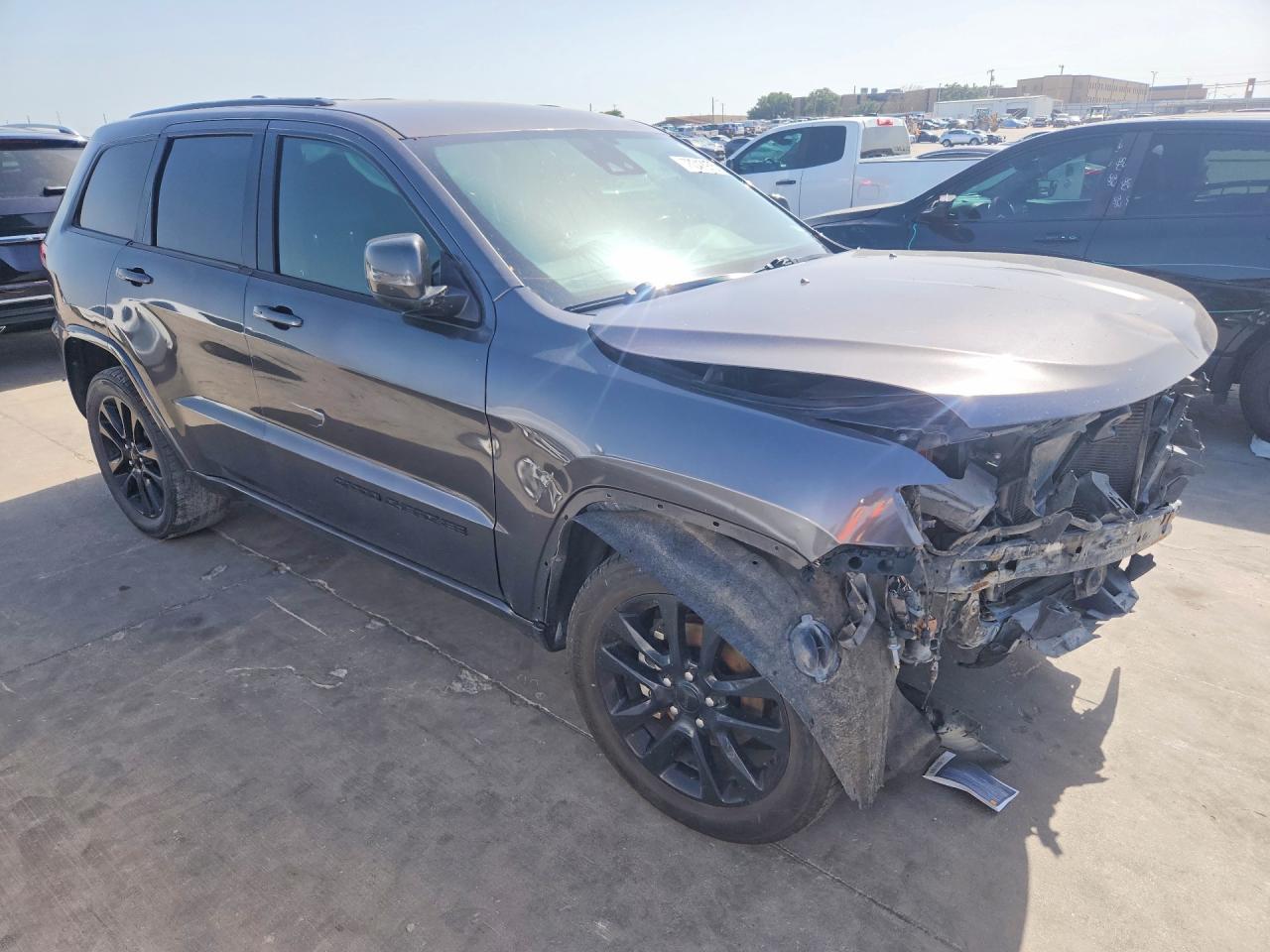 2020 Jeep Grand Cherokee Laredo - Image 4