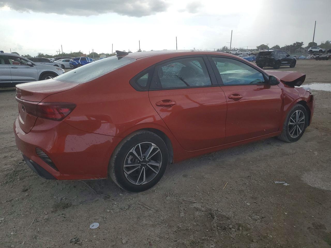 2023 Kia Forte Lxs - Image 3