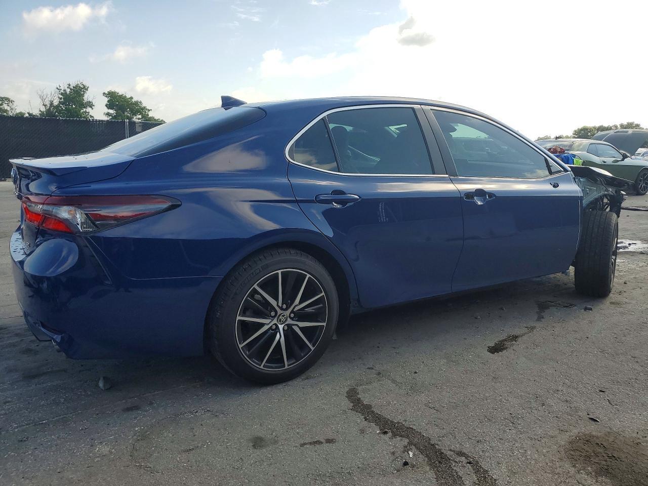 2023 Toyota Camry Se - Image 3