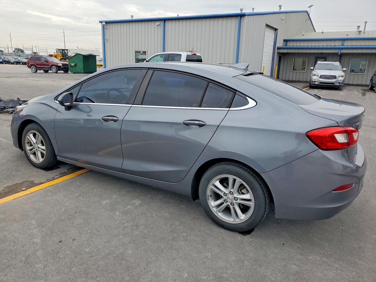 2018 Chevrolet Cruze Lt - Image 2