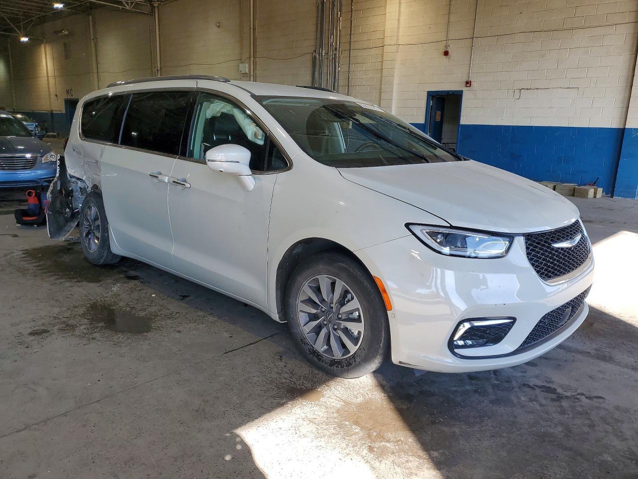 2021 Chrysler Pacifica Hybrid Touring L - Image 4
