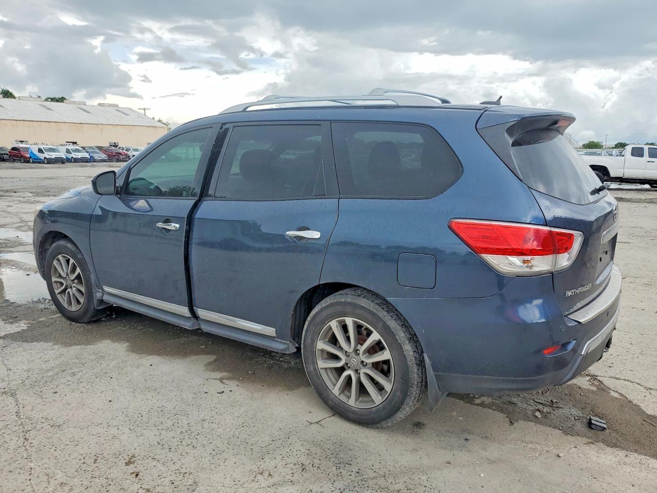 2014 Nissan Pathfinder S - Image 2