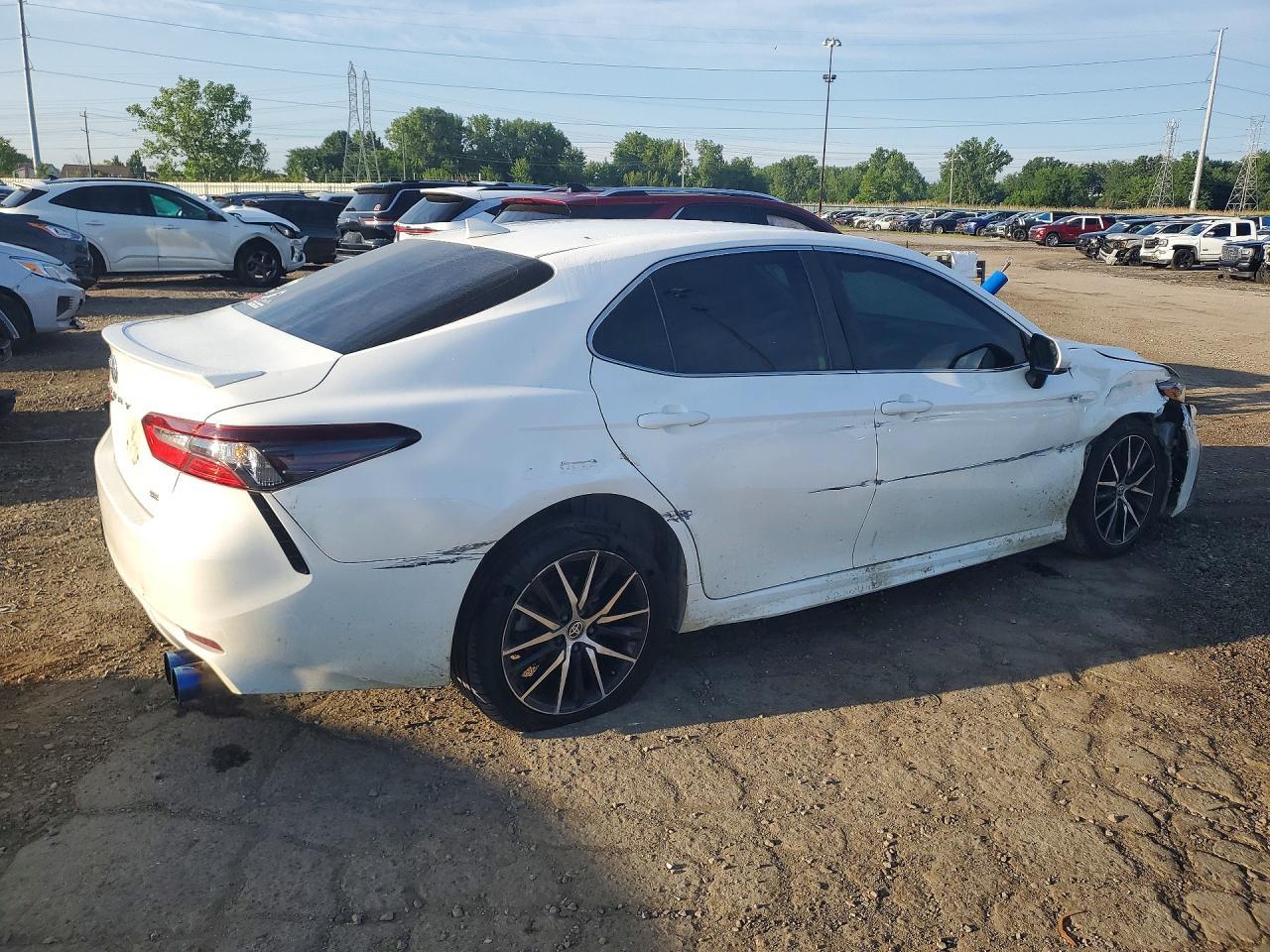 2021 Toyota Camry Se - Фото 3