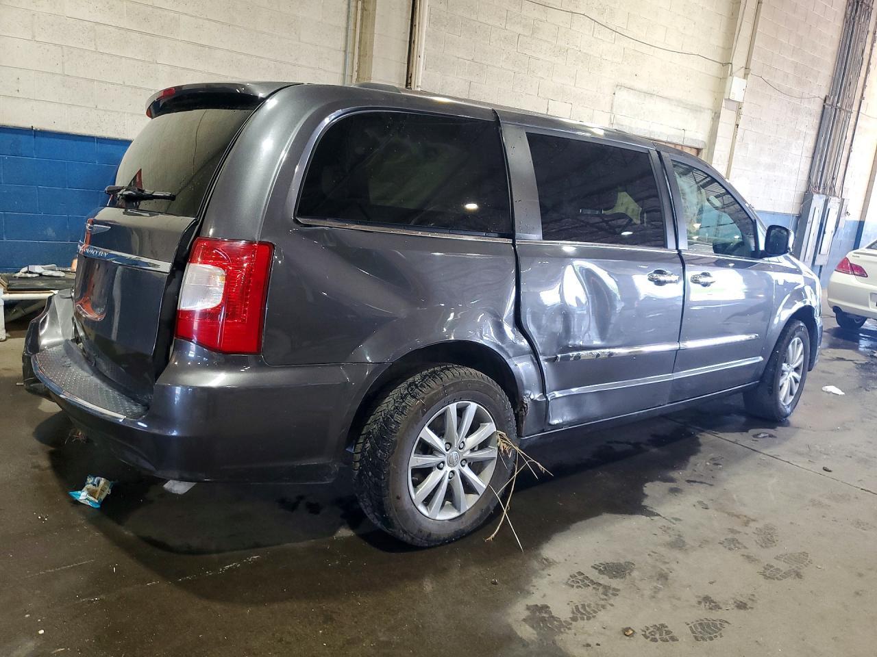 2014 Chrysler Town & Country Touring L - Фото 3