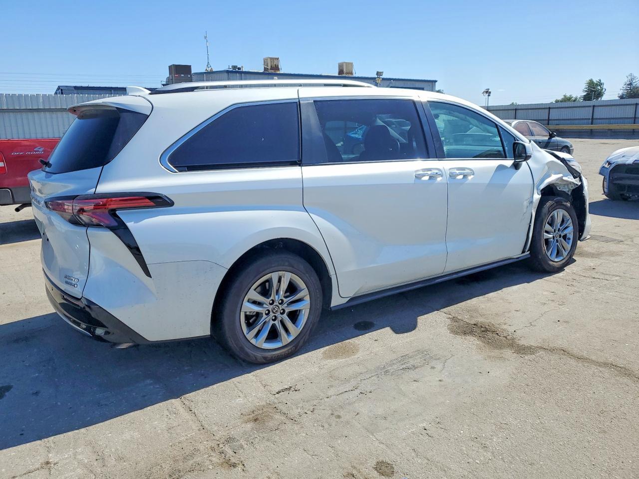 2023 Toyota Sienna Limited 7-Passenger - Image 3