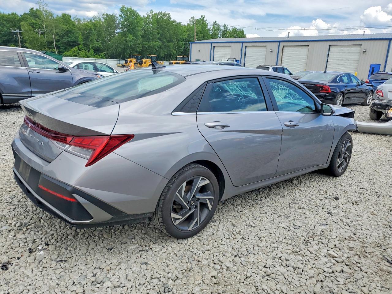 2025 Hyundai Elantra Sel - Image 3