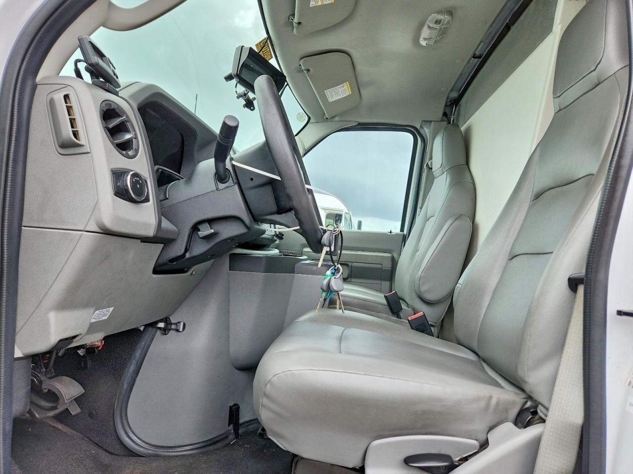 2023 Ford E350 Refrigerated Box Truck - Фото 7