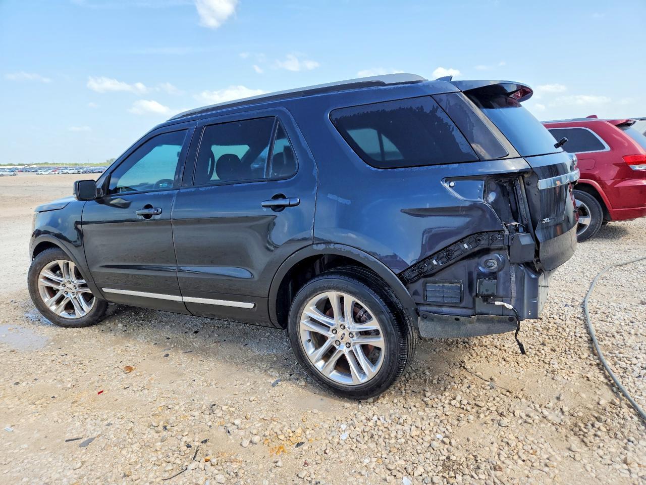 2017 Ford Explorer Xlt - Image 2