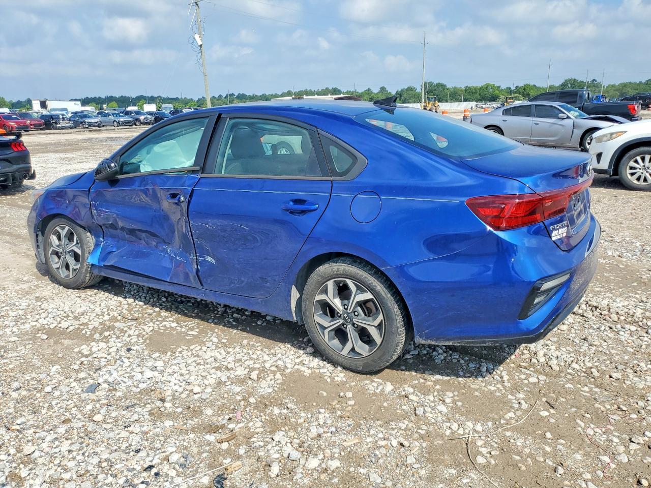 2021 Kia Forte Lxs - Фото 2