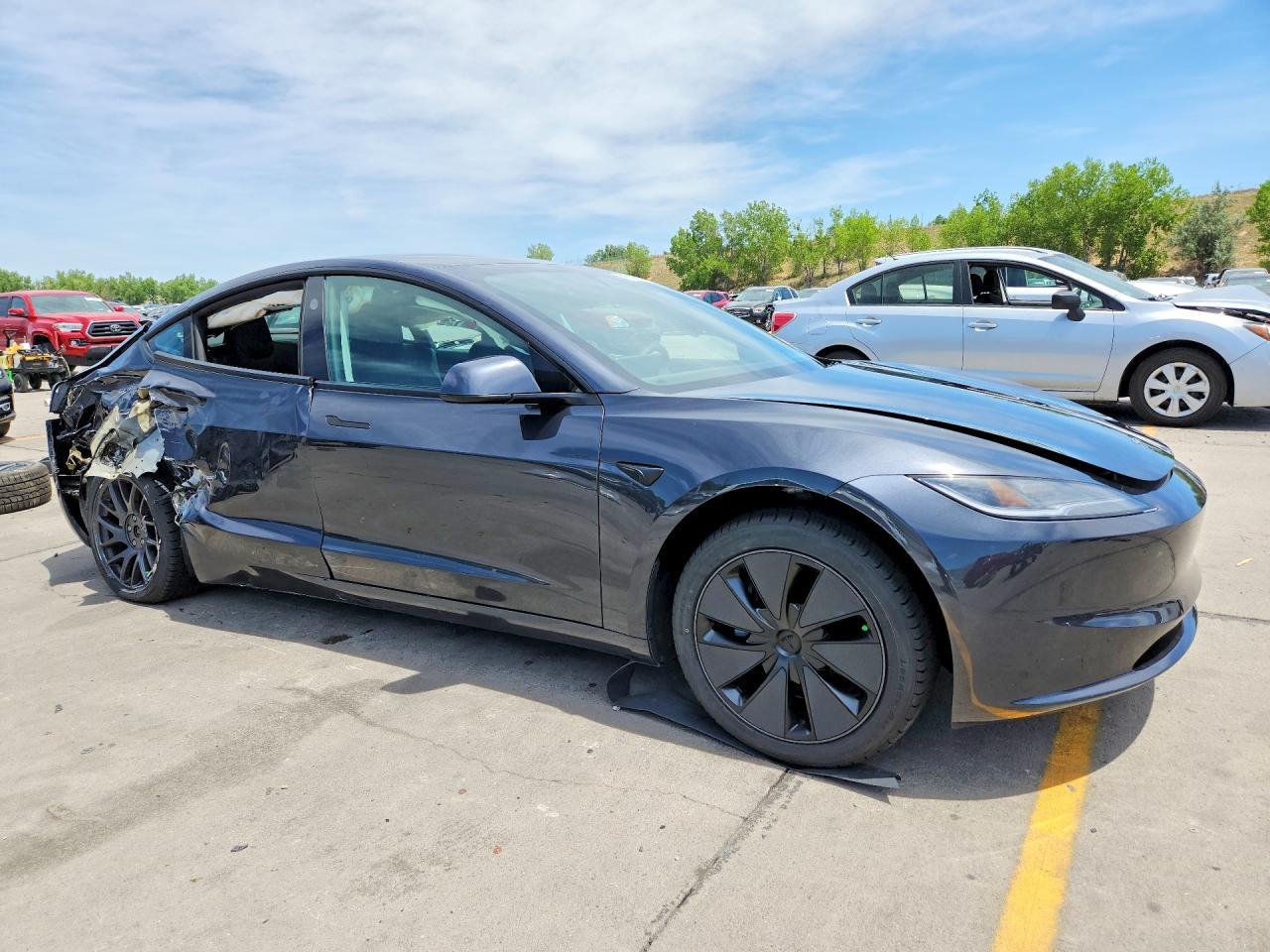 2025 Tesla Model 3 - Фото 4