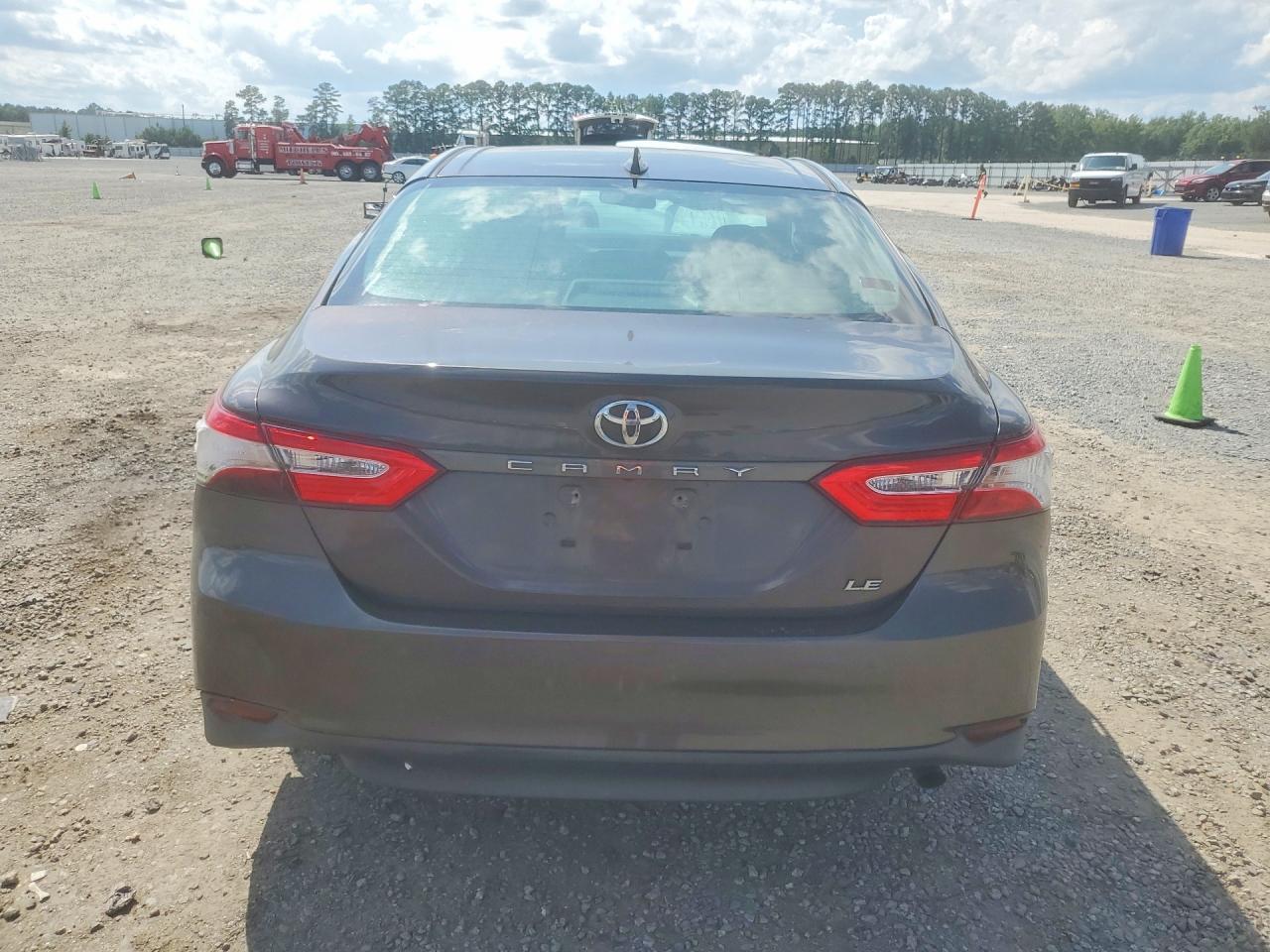 2020 Toyota Camry Le - Фото 6