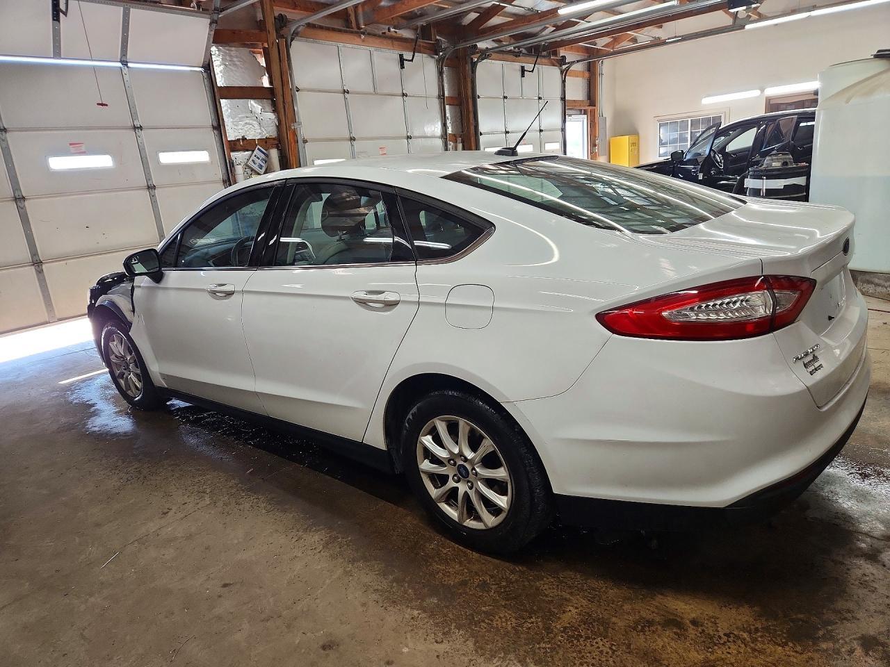2015 Ford Fusion S - Фото 2