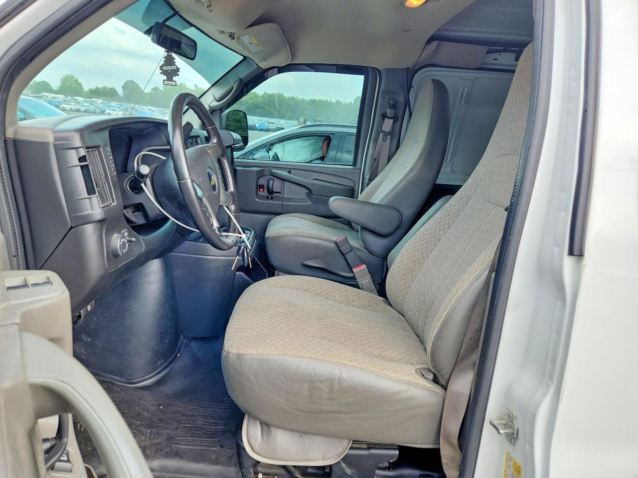 2015 Chevrolet Express G2500 - Фото 7