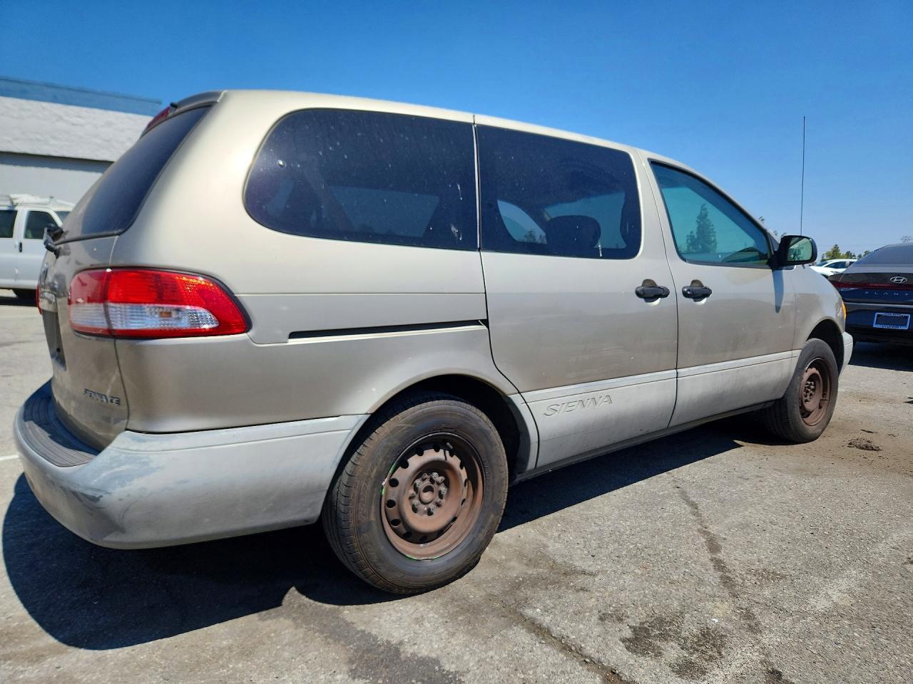 2001 Toyota Sienna Ce - Фото 3