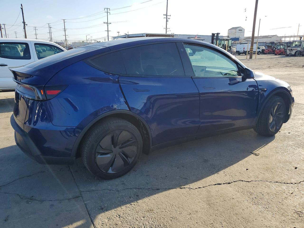 2026 Tesla Model Y - Фото 3