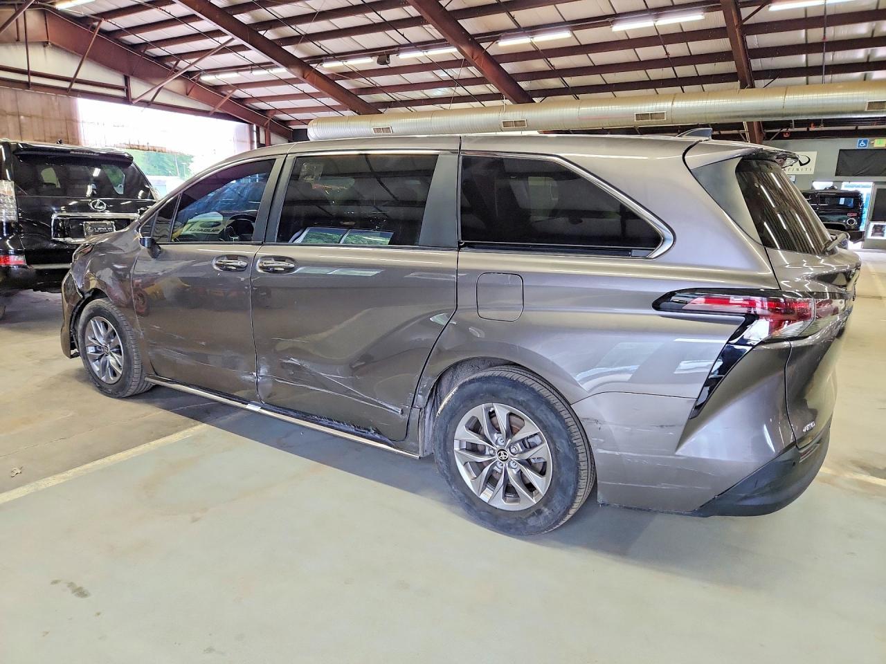 2024 Toyota Sienna Xle 7-Passenger - Image 2