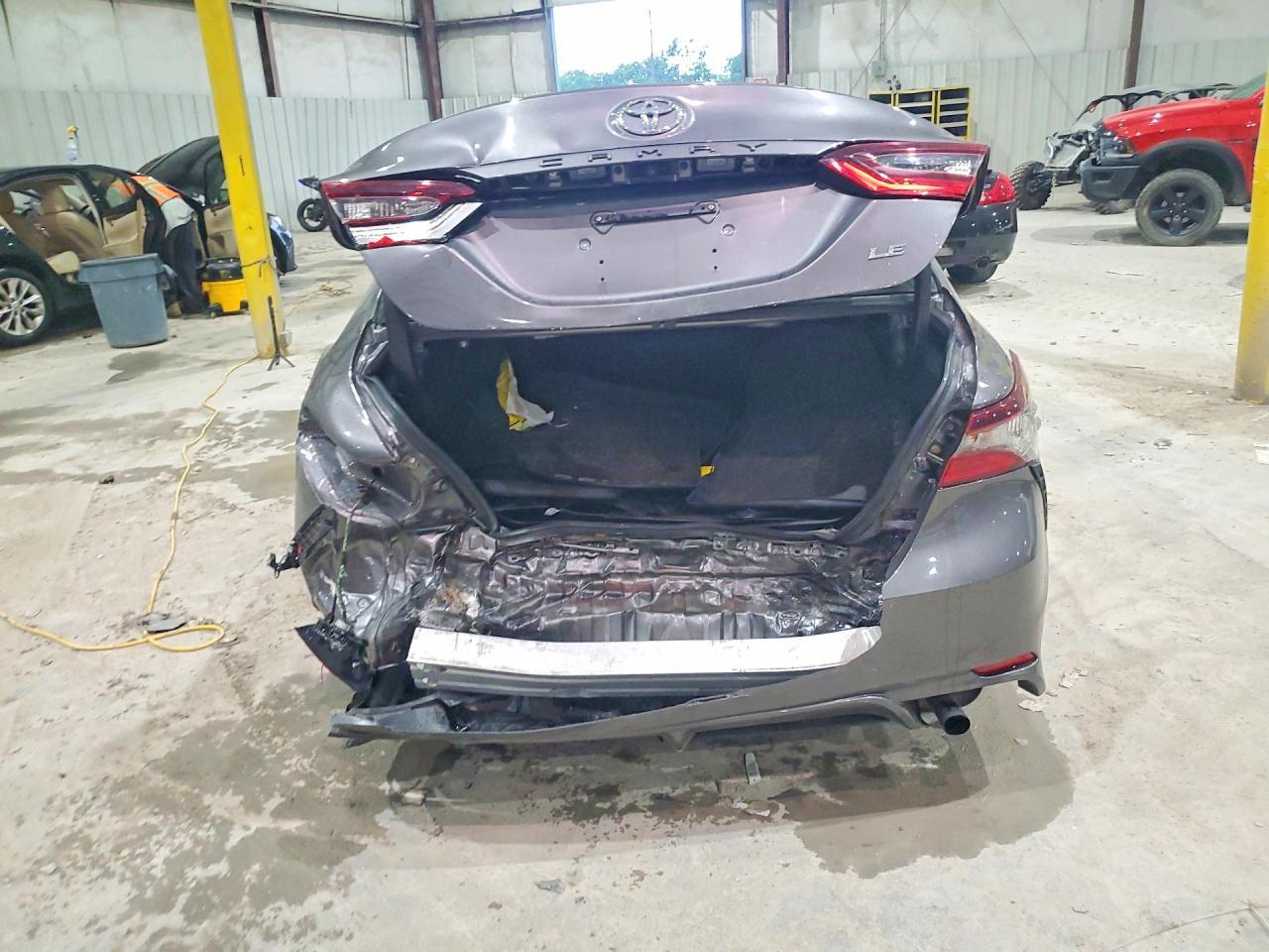 2021 Toyota Camry Le - Фото 6