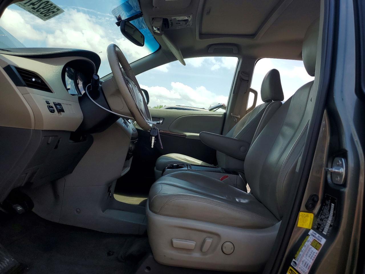2013 Toyota Sienna Xle 8-Passenger - Фото 7