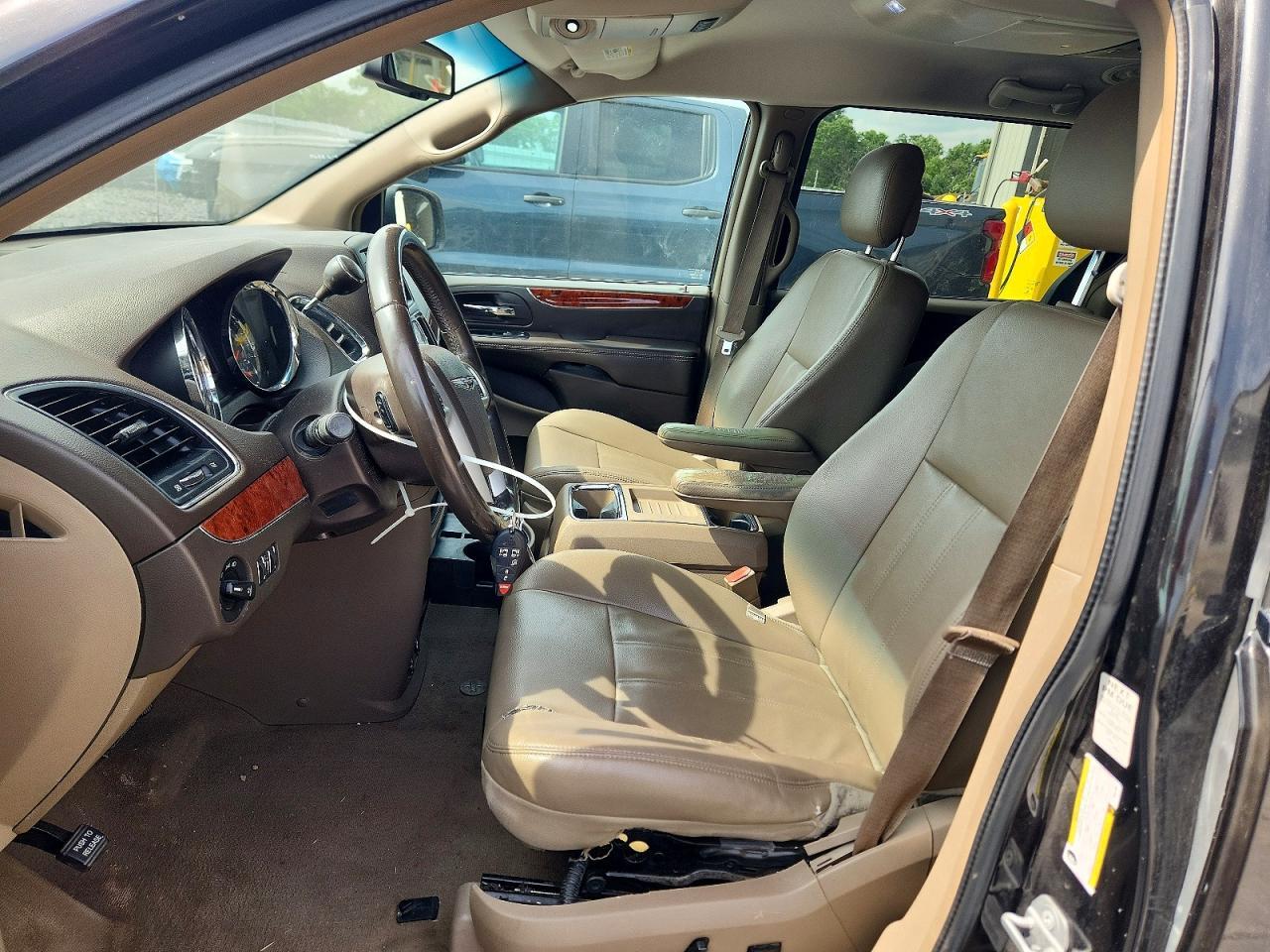 2015 Chrysler Town & Country Touring - Image 7