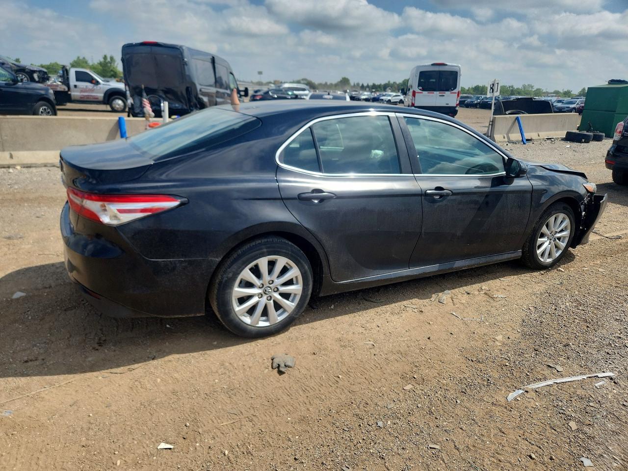 2018 Toyota Camry Le - Фото 3