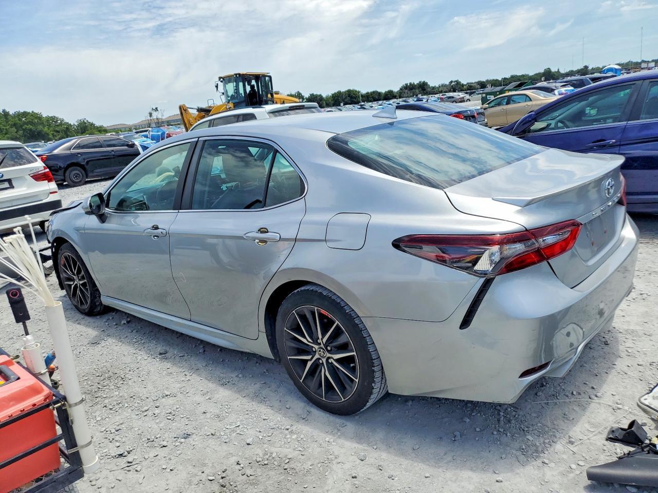 2021 Toyota Camry Se - Фото 2