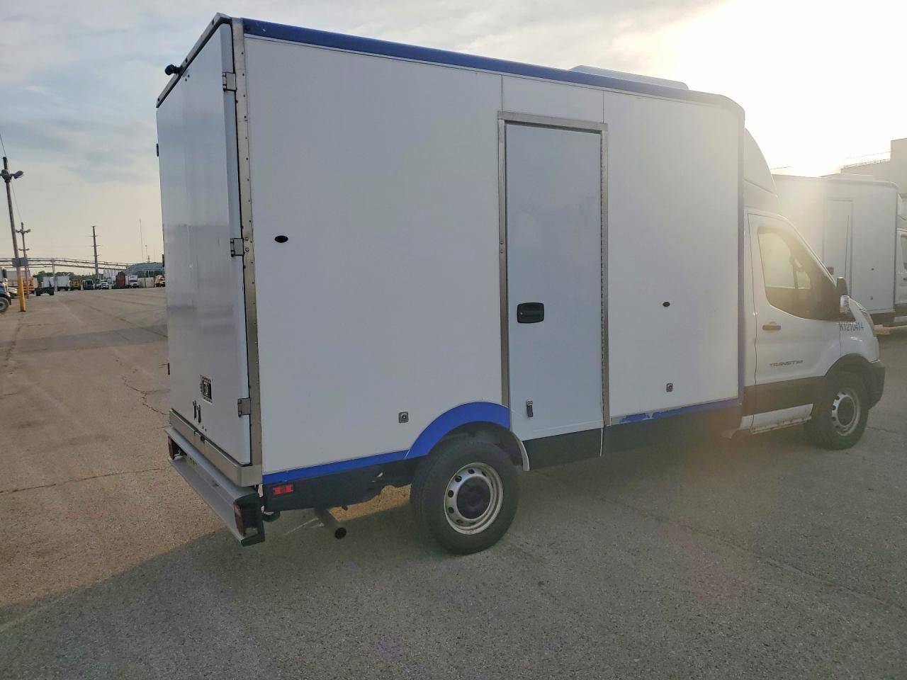 2022 Ford Transit Delivery Truck - Фото 3