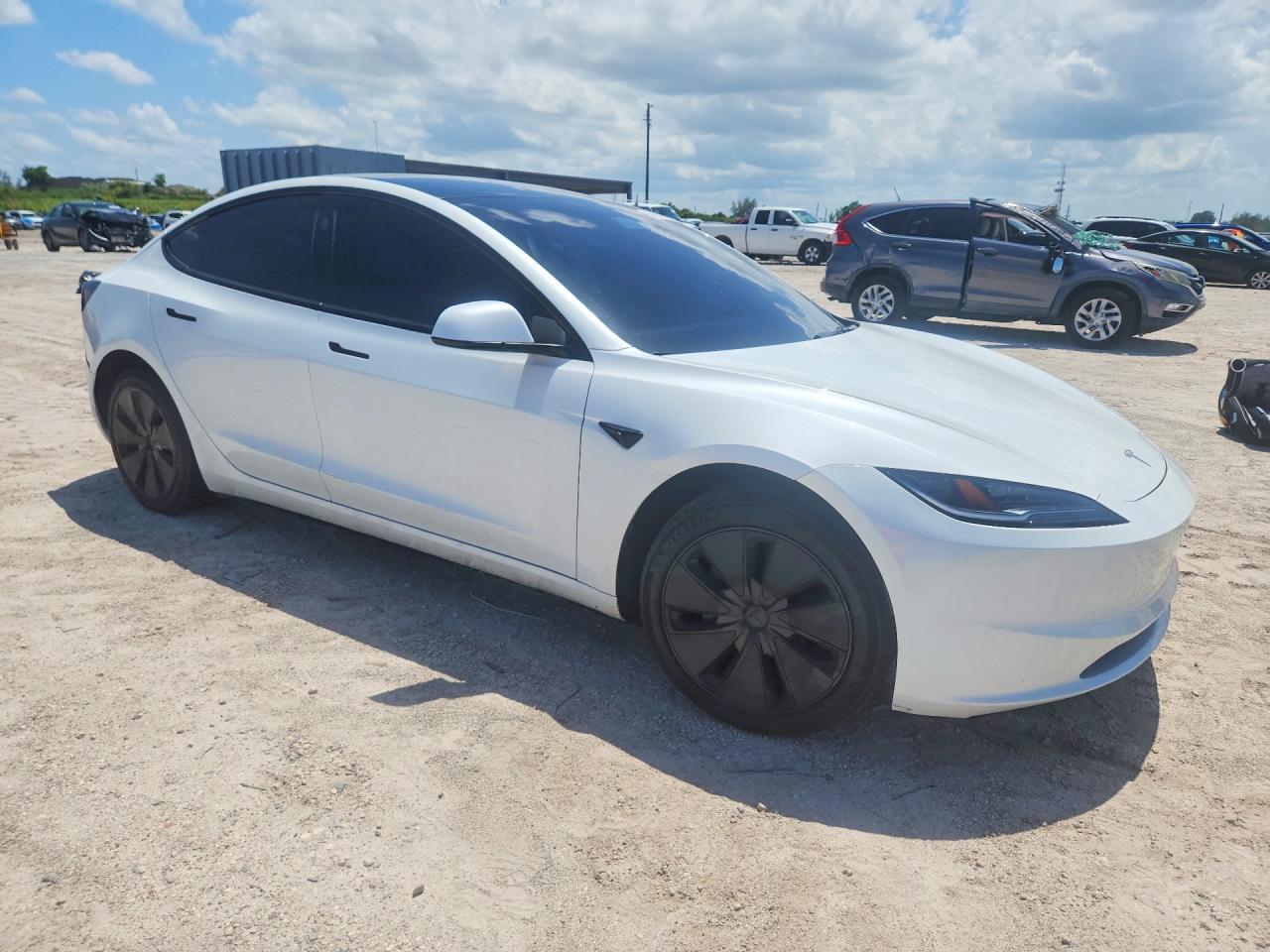 2025 Tesla Model 3 - Фото 4