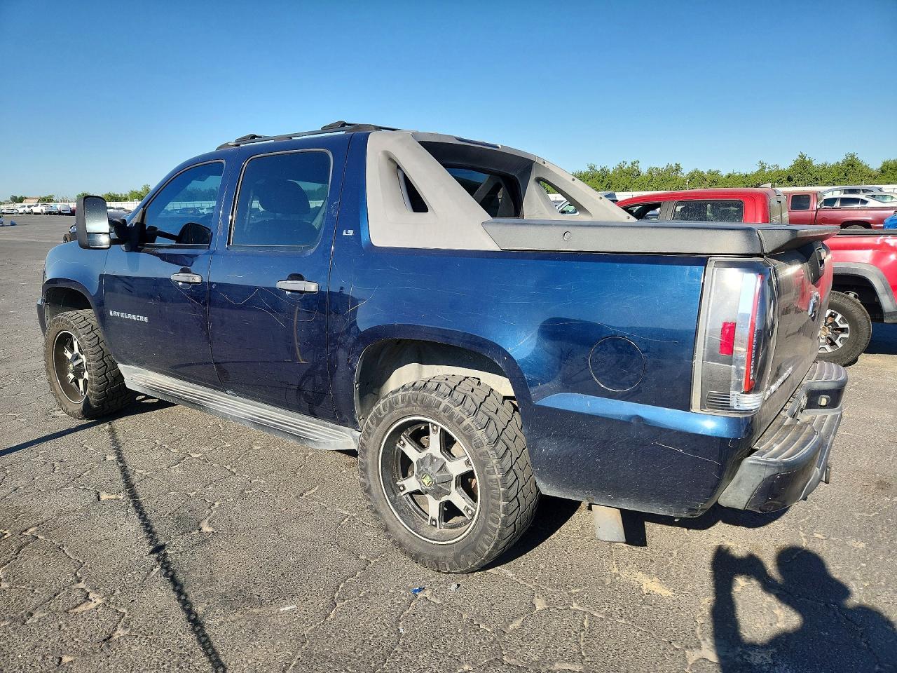 2007 Chevrolet Avalanche C1500 - Image 2