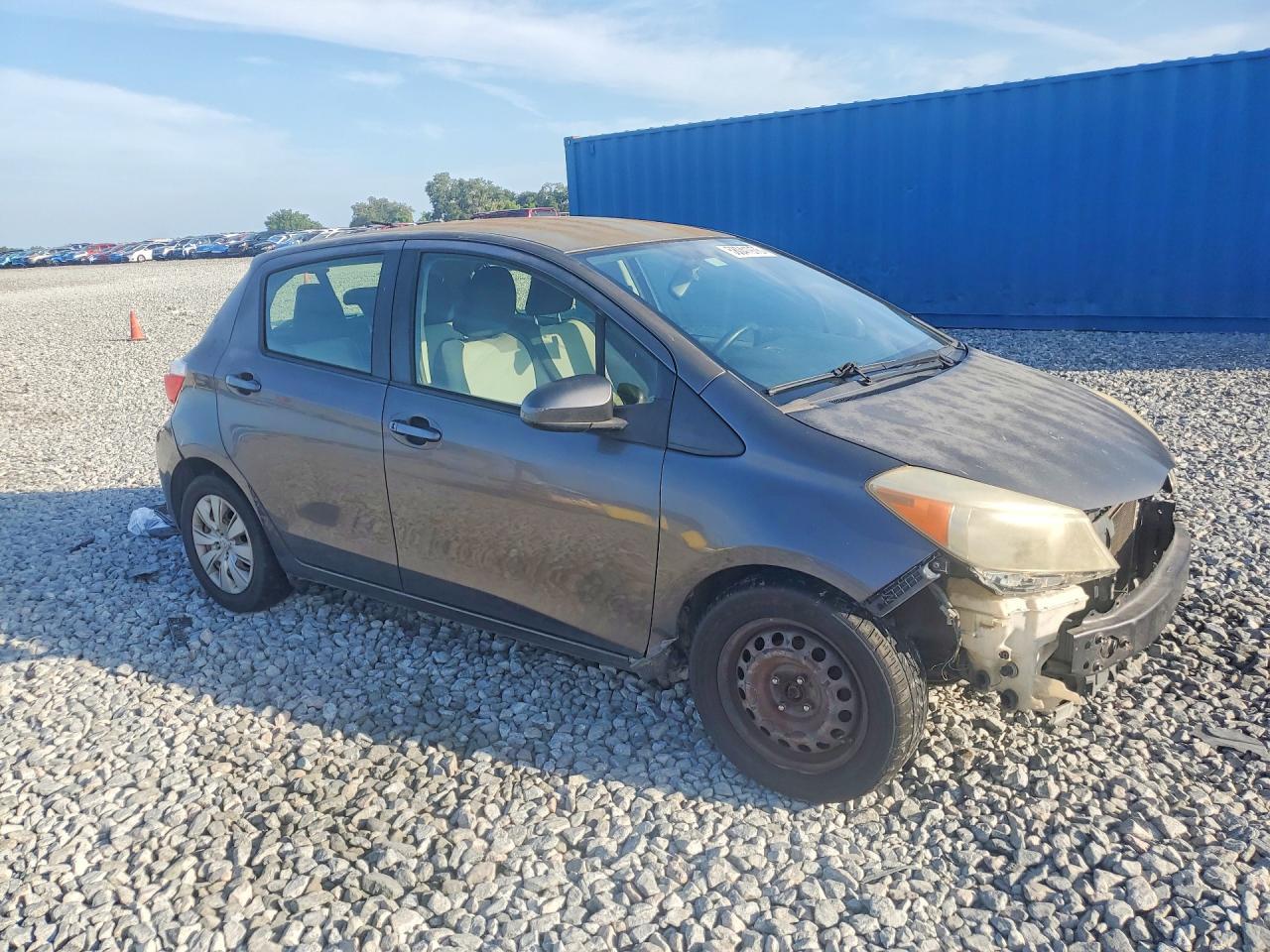 2013 Toyota Yaris 5-Door Le - Фото 4