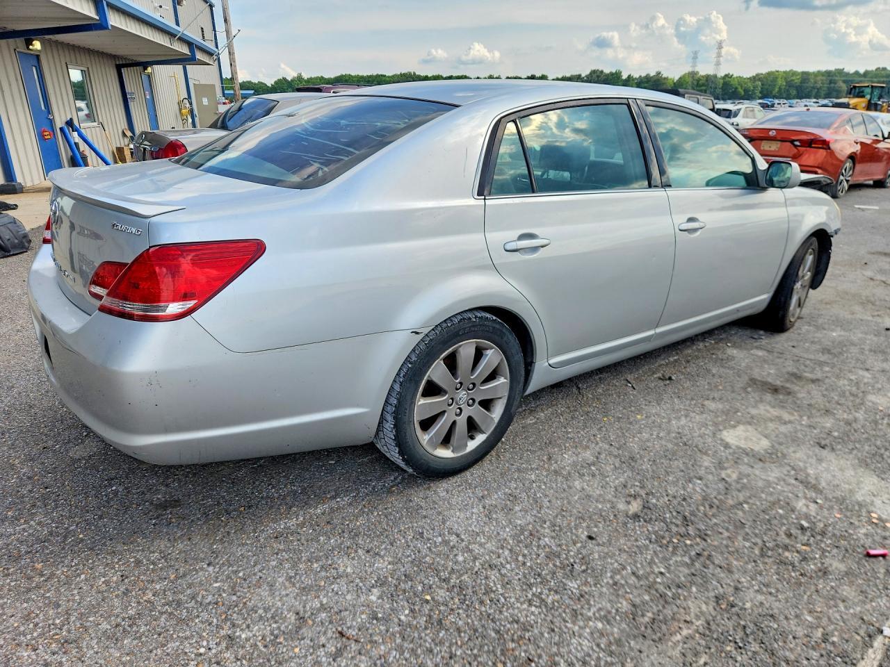 2005 Toyota Avalon Touring - Image 3