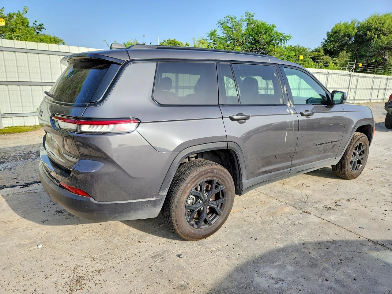 2025 Jeep Grand Cherokee L Laredo - Image 3