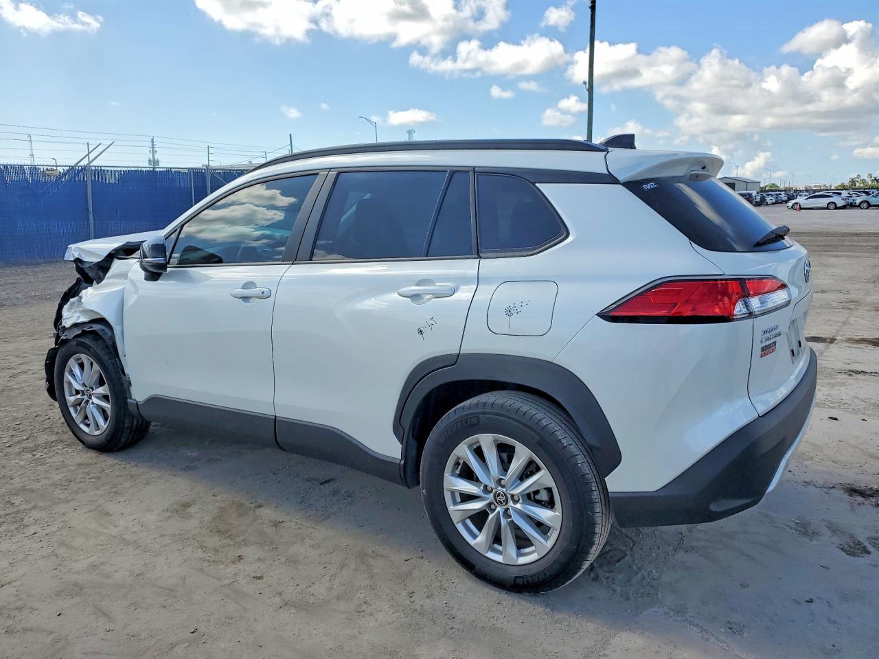 2025 Toyota Carrolla - Фото 2