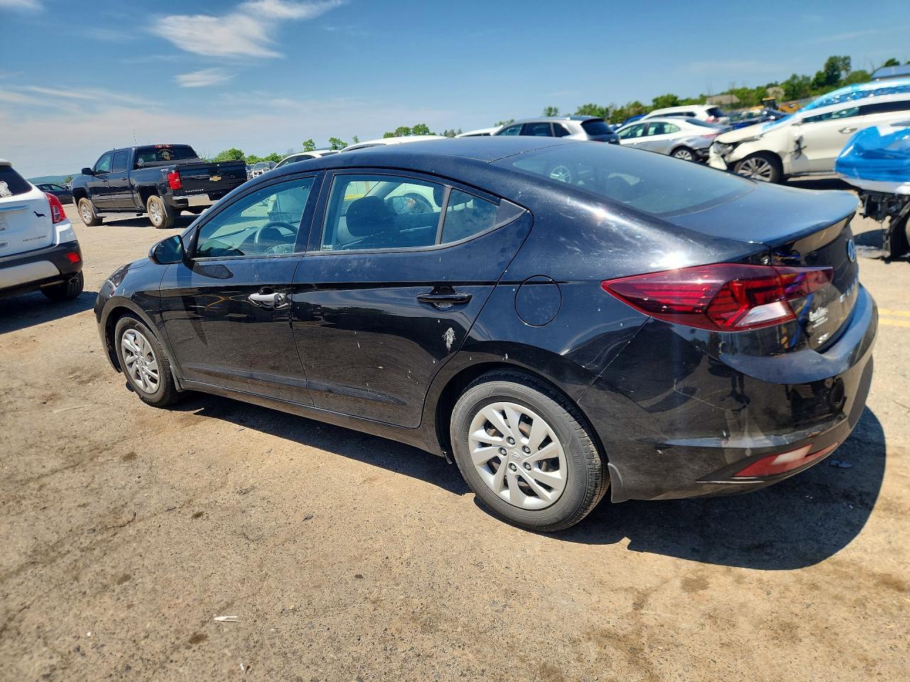 2020 Hyundai Elantra Se - Image 2