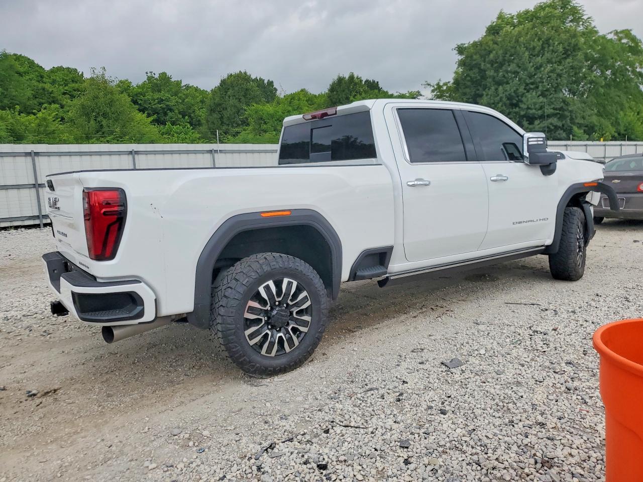2025 GMC Sierra K2500 Denali Ultimate - Image 3