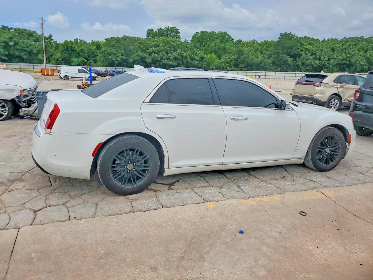 2016 Chrysler 300C - Фото 3
