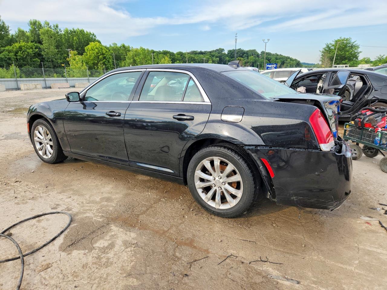 2016 Chrysler 300 Limited - Фото 2