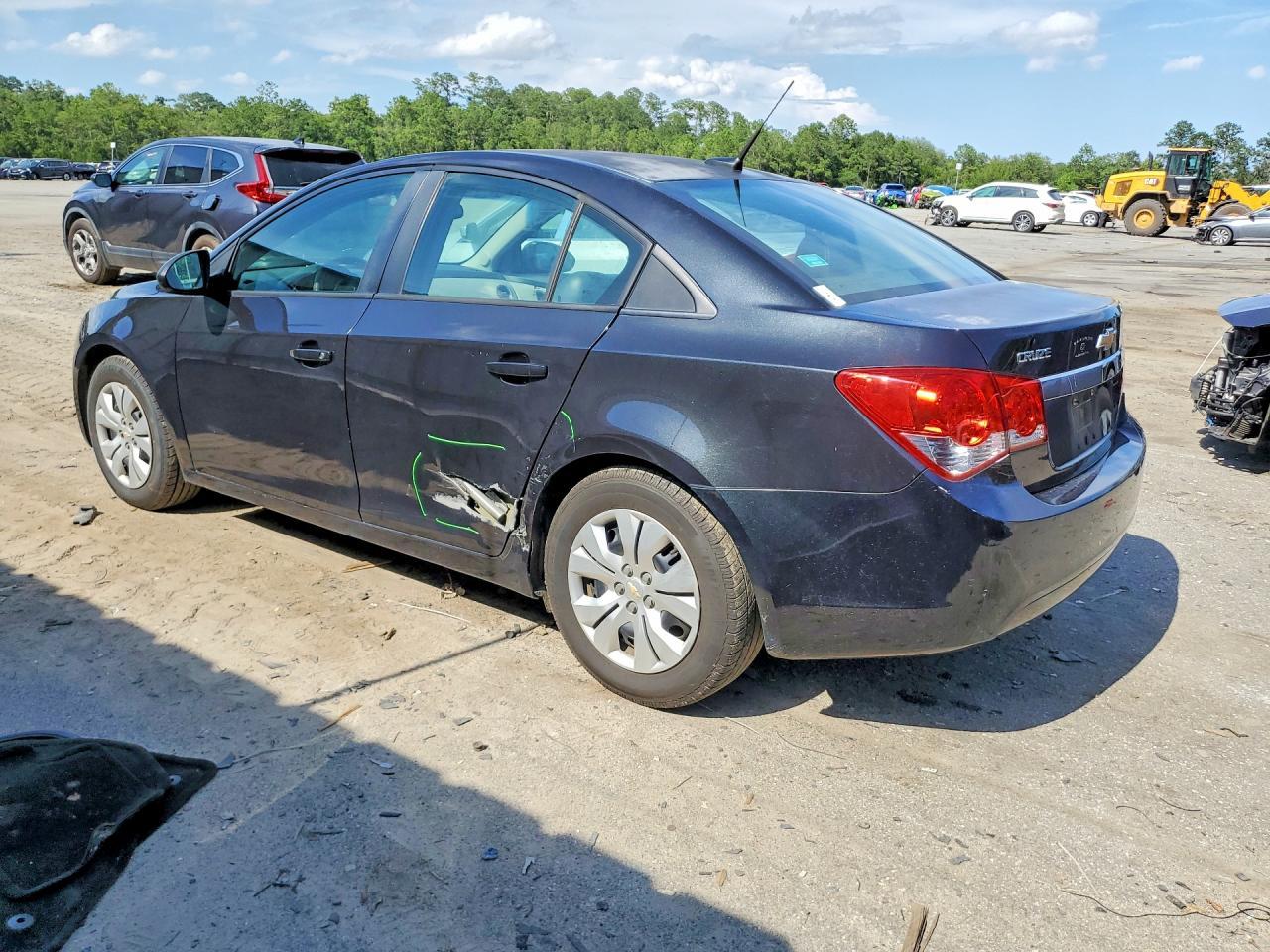 2014 Chevrolet Cruze Ls - Image 2