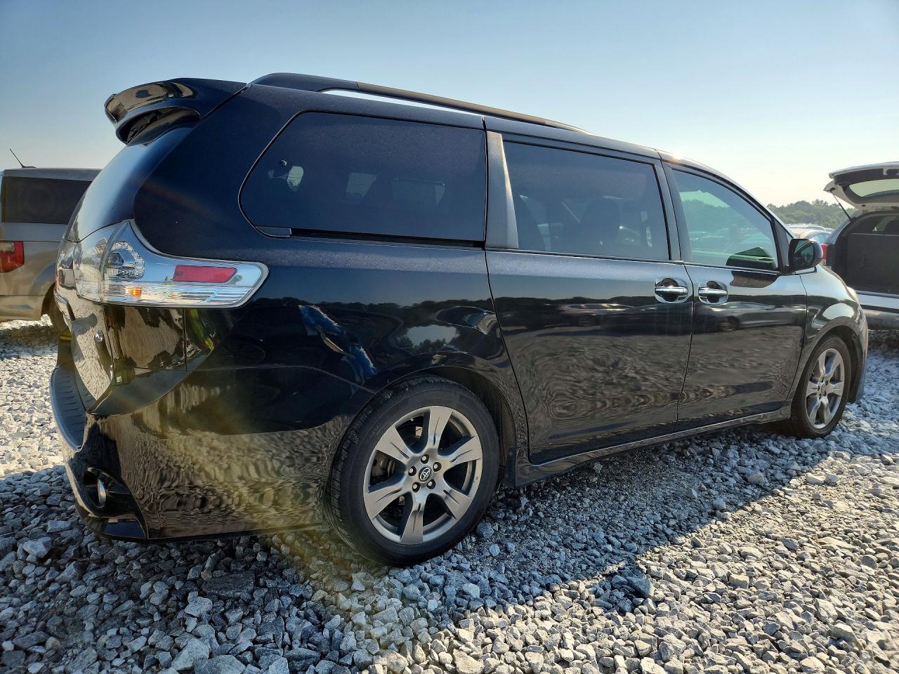 2018 Toyota Sienna Se Premium 8-Passenger - Image 3