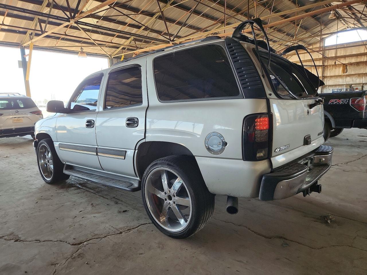 2005 Chevrolet Tahoe C1500 - Image 2