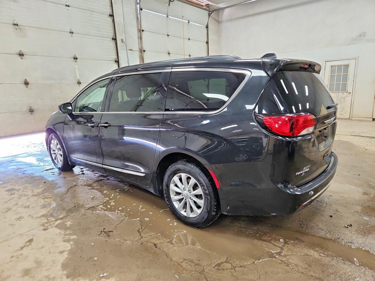 2017 Chrysler Pacifica Touring L - Image 2