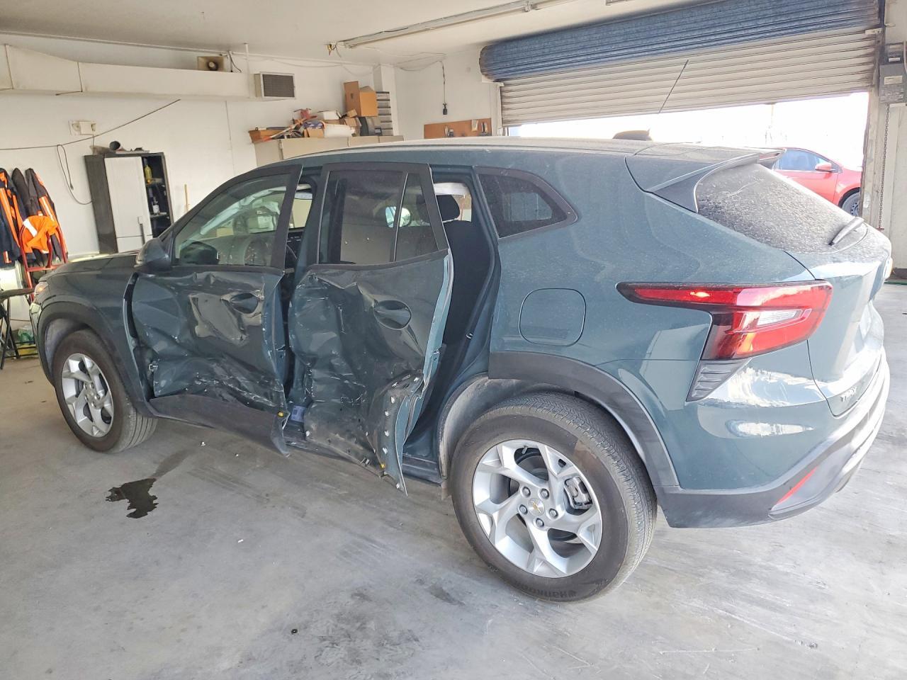 2026 Chevrolet Trax Ls - Фото 2