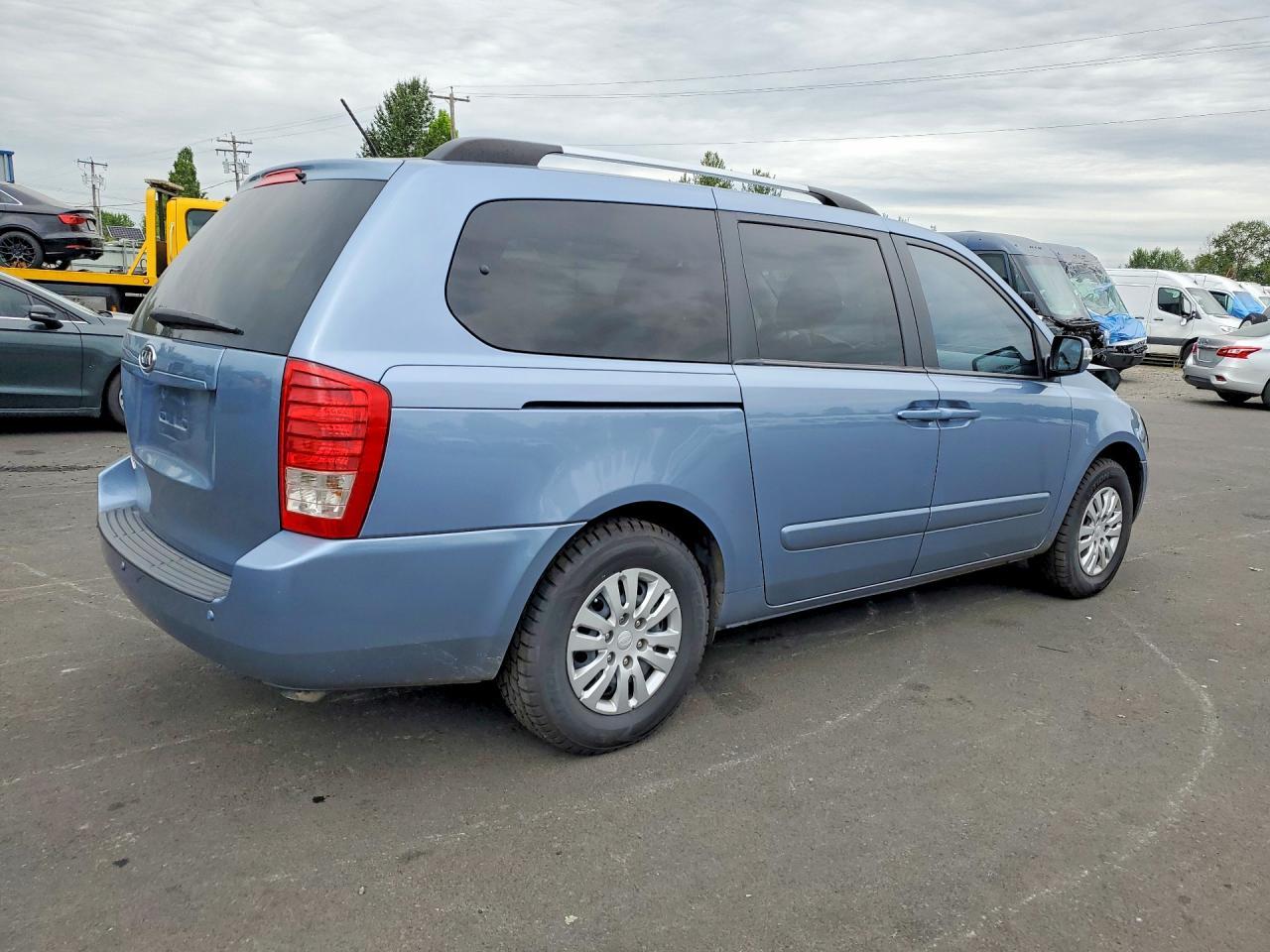 2012 Kia Sedona Lx - Фото 3