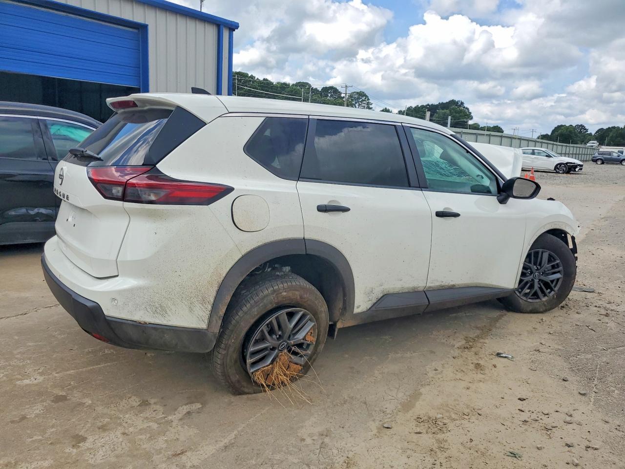 2024 Nissan Rogue S - Image 3