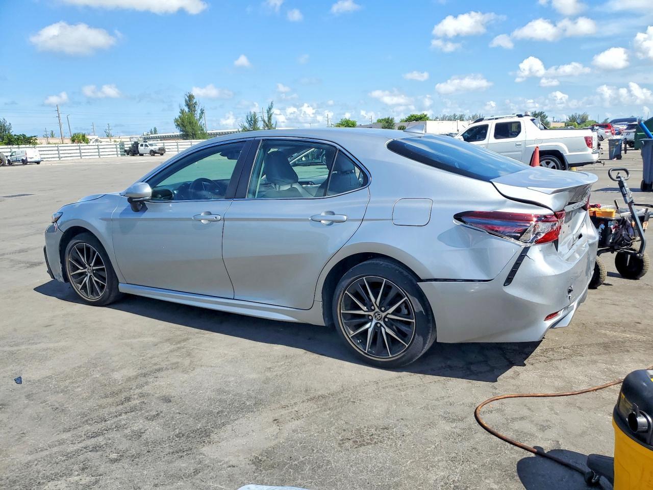 2023 Toyota Camry Se - Фото 2